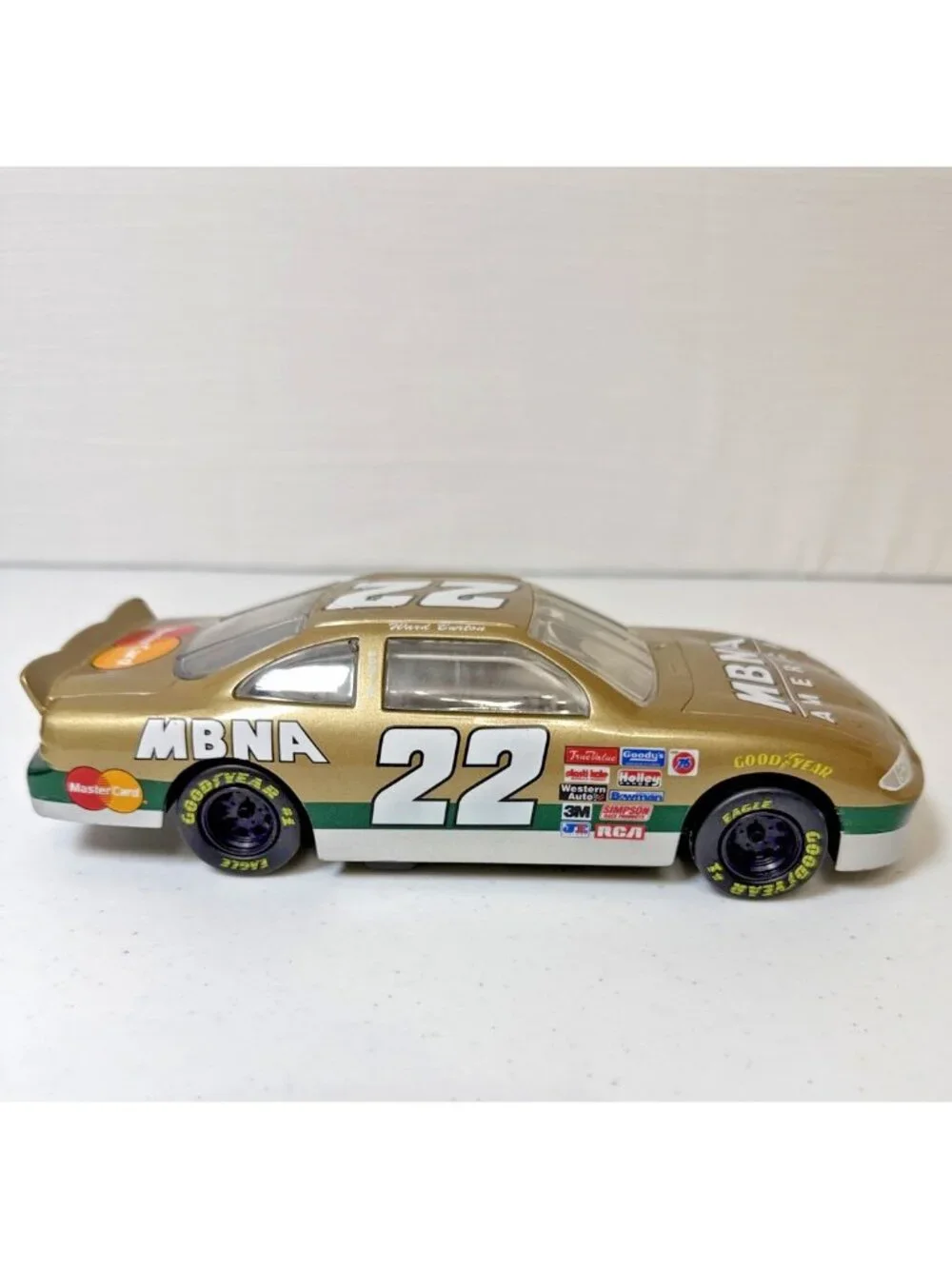 Ward Burton #22 MBNA Gold 1997 Pontiac Grand Prix 1:24 NASCAR Diecast Car
